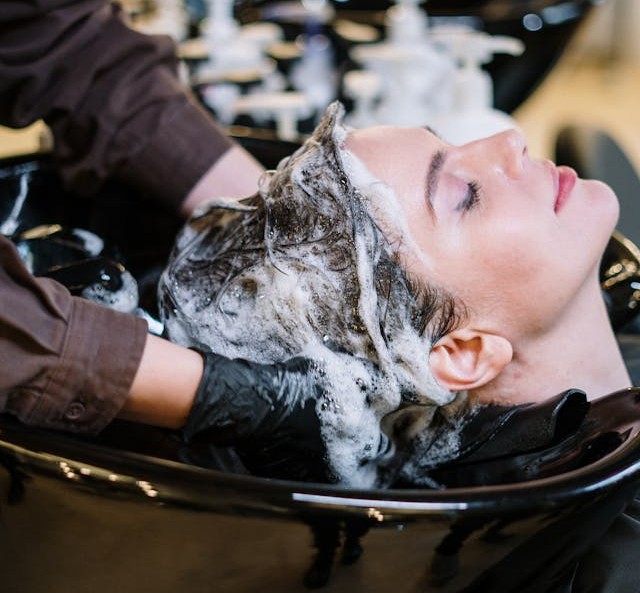 frizer-pere-zeni-koju-najboljim-samponom-za-kosuu